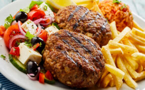 Recept på Bifteki – smakrika grekiska köttfärsbiffar