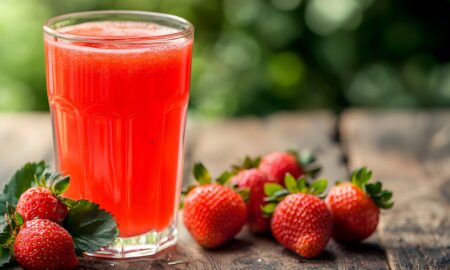 Recept på hemlagad jordgubbssaft – sommarsöt dryck med ren jordgubbssmak