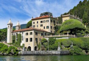 Vackra Comosjön i Italien