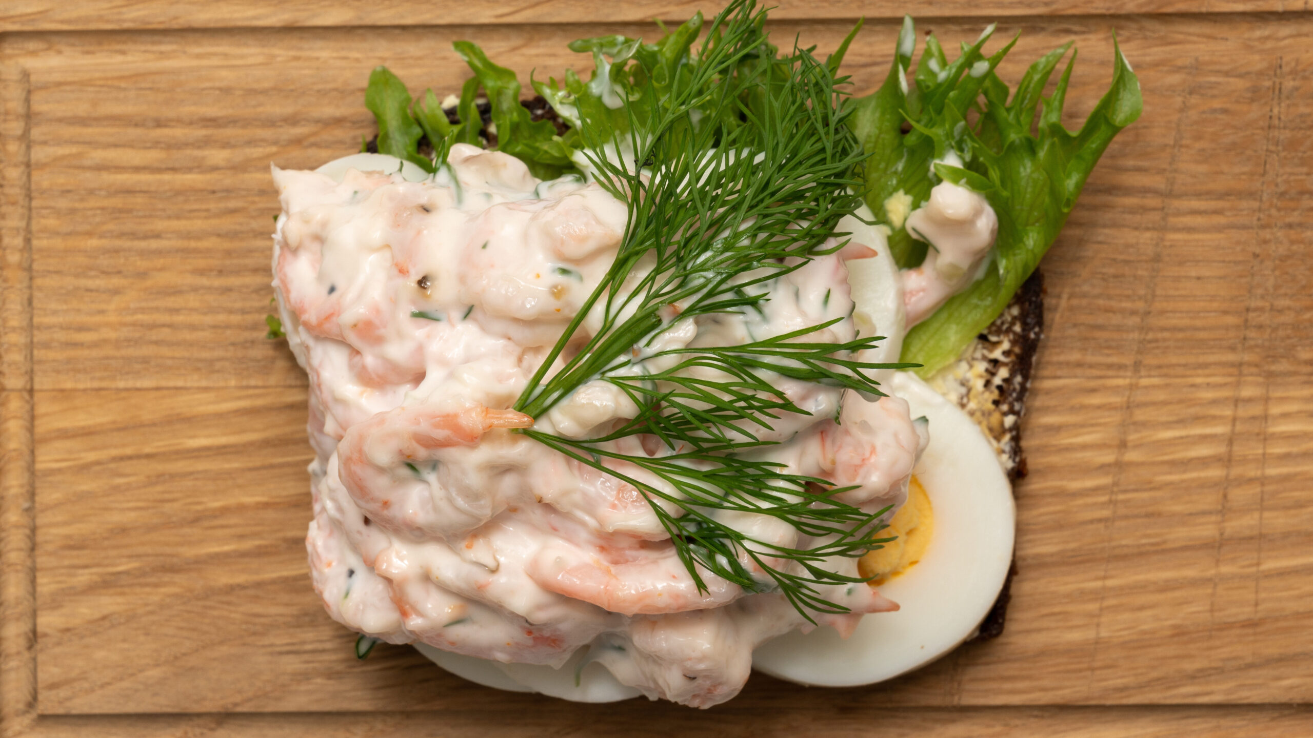 Smörrebröd med ägg och räkor