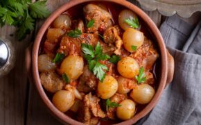 Recept på Stifado – en traditionell grekisk maträtt