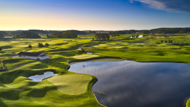 Hål 18 och 9 på Öster by Stenson. ÖSTER BY STENSON - First Class Magazine