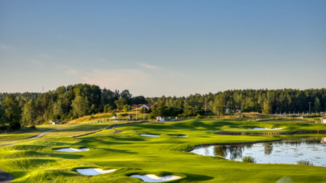Hål 18 på Öster by Stenson. ÖSTER BY STENSON - First Class Magazine
