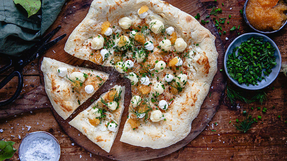 Hemlagad pizza med löjrom, crème fraiche och rödlök