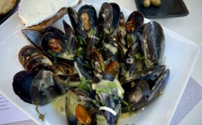 Recept på musslor med ouzo, citron och grädde